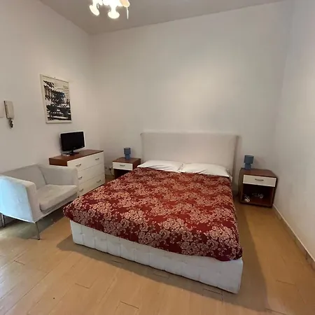 Great Near Coliseum Apartman